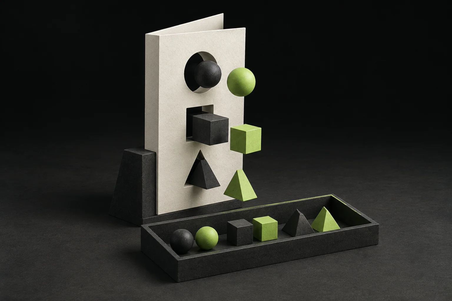 Aufrecht stehende elfenbeinfarbene Blattskulptur mit geometrischen Ausschnitten und anthrazitfarbenen sowie limettengrünen Antwortsymbolen in einer flachen Schale.